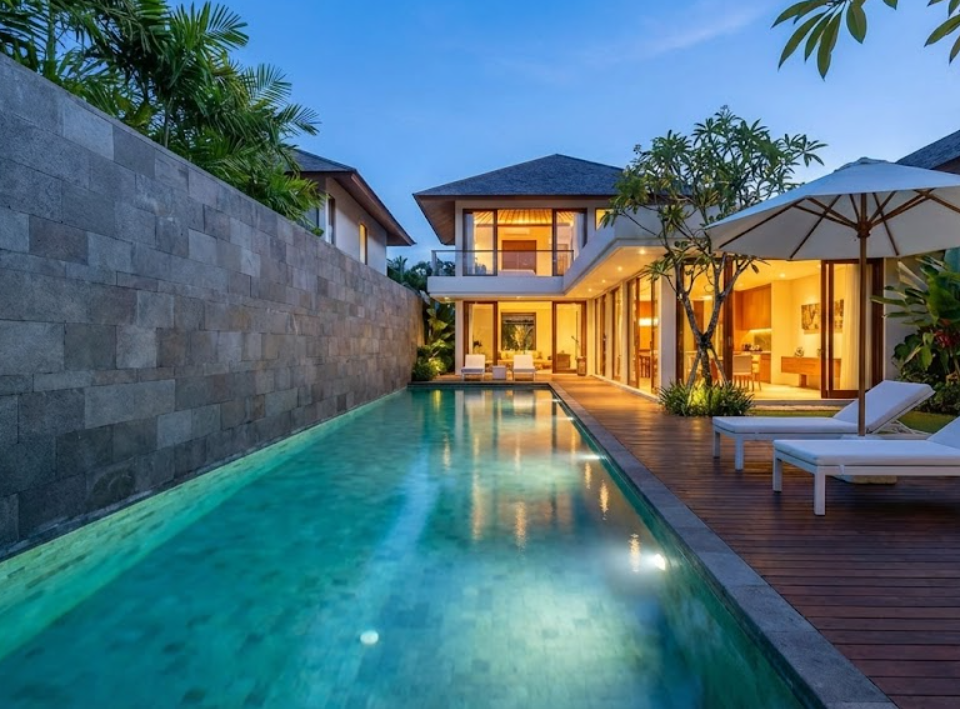 Desain taman rumah mewah dengan kolam renang pribadi dan lantai kayu ulin.