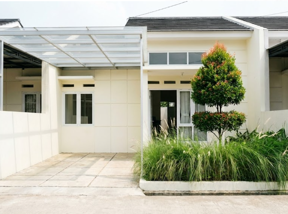 Penggunaan lampu sorot taman warm white untuk kesan rumah subsidi mewah.